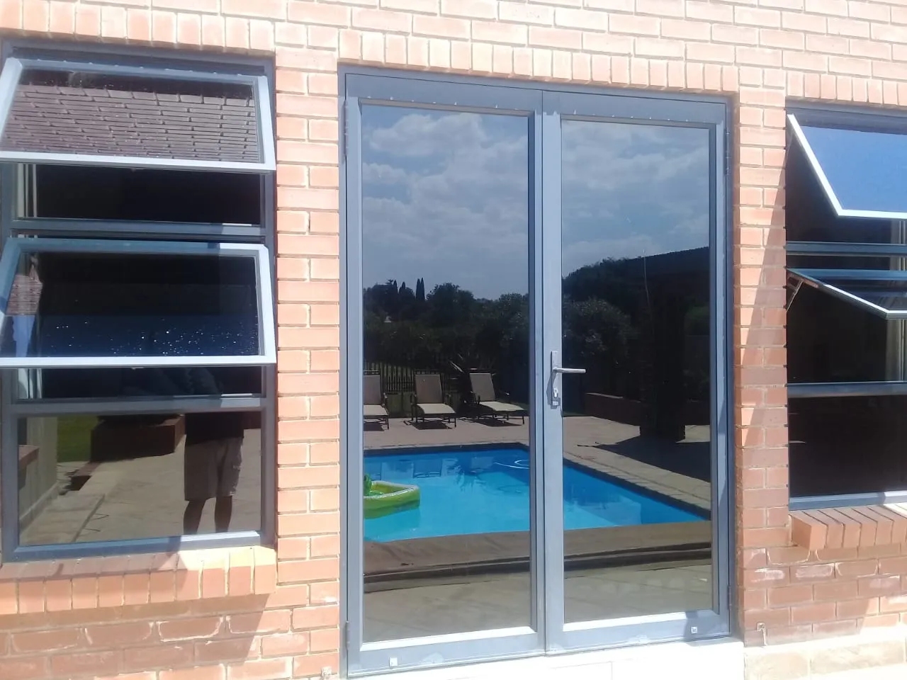 Universal Window Tinting photo 1